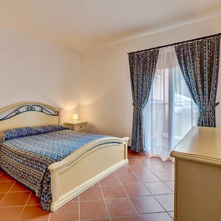 With Air Conditioning And Private Outdoor Area Just A Few Minutes From La Pelosa 3* Punta de su Torrione