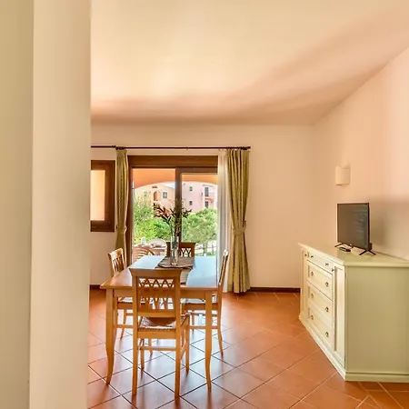 With Air Conditioning And Private Outdoor Area Just A Few Minutes From La Pelosa 3* Punta de su Torrione