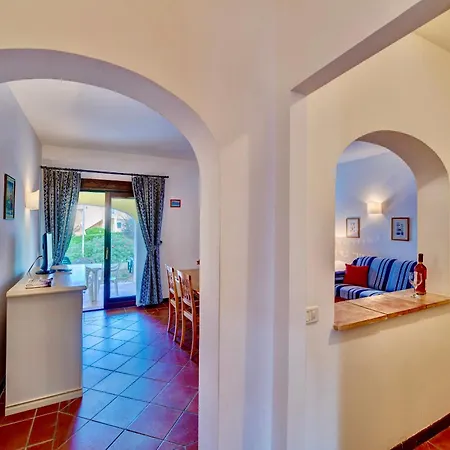 With Air Conditioning And Private Outdoor Area Just A Few Minutes From La Pelosa Aparthotel
