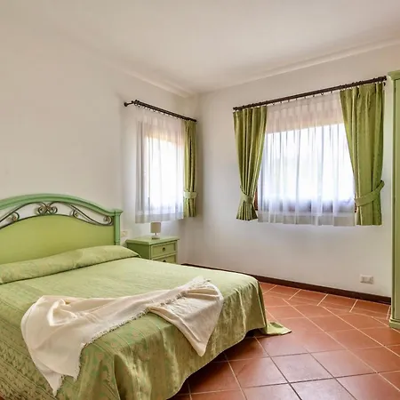 Aparthotel With Air Conditioning And Private Outdoor Area Just A Few Minutes From La Pelosa